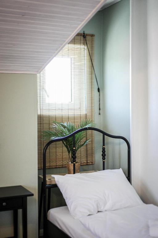 Postel nebo postele na pokoji v ubytování Sherlock's Holidays boutique rooms