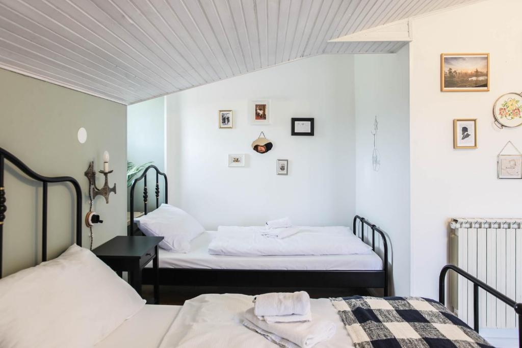 Postel nebo postele na pokoji v ubytování Sherlock's Holidays boutique rooms