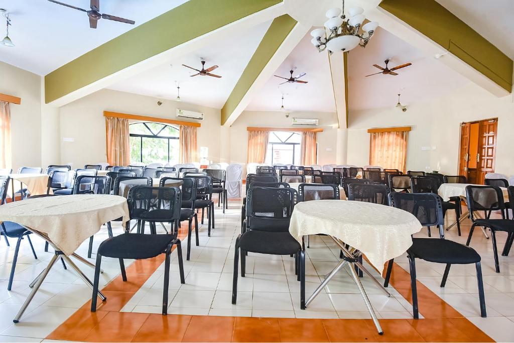 Restaurace v ubytování FabHotel Prime Tanjo Highland With Pool, Candolim Beach - 700M From Candolim Beach