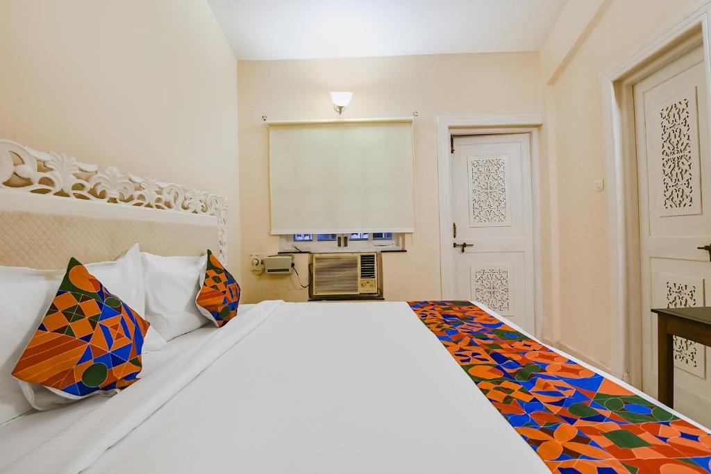 Postel nebo postele na pokoji v ubytování FabHotel Prime Tanjo Highland With Pool, Candolim Beach - 700M From Candolim Beach