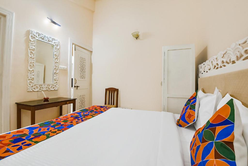 Postel nebo postele na pokoji v ubytování FabHotel Prime Tanjo Highland With Pool, Candolim Beach - 700M From Candolim Beach