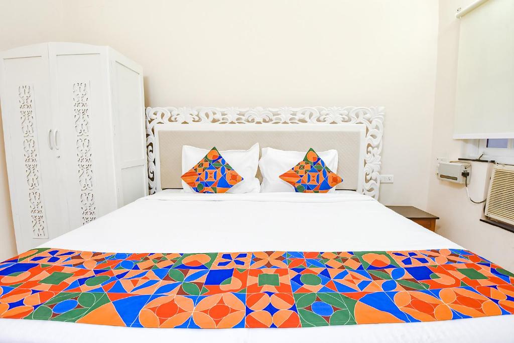 Postel nebo postele na pokoji v ubytování FabHotel Prime Tanjo Highland With Pool, Candolim Beach - 700M From Candolim Beach