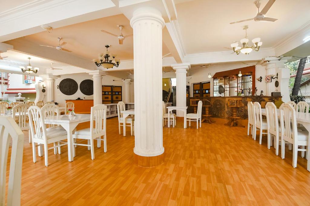Lounge nebo bar v ubytování FabHotel Prime Tanjo Highland With Pool, Candolim Beach - 700M From Candolim Beach