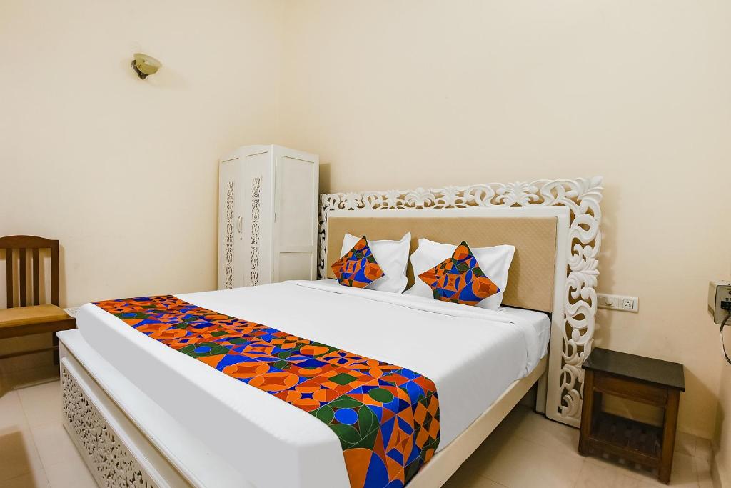 Postel nebo postele na pokoji v ubytování FabHotel Prime Tanjo Highland With Pool, Candolim Beach - 700M From Candolim Beach