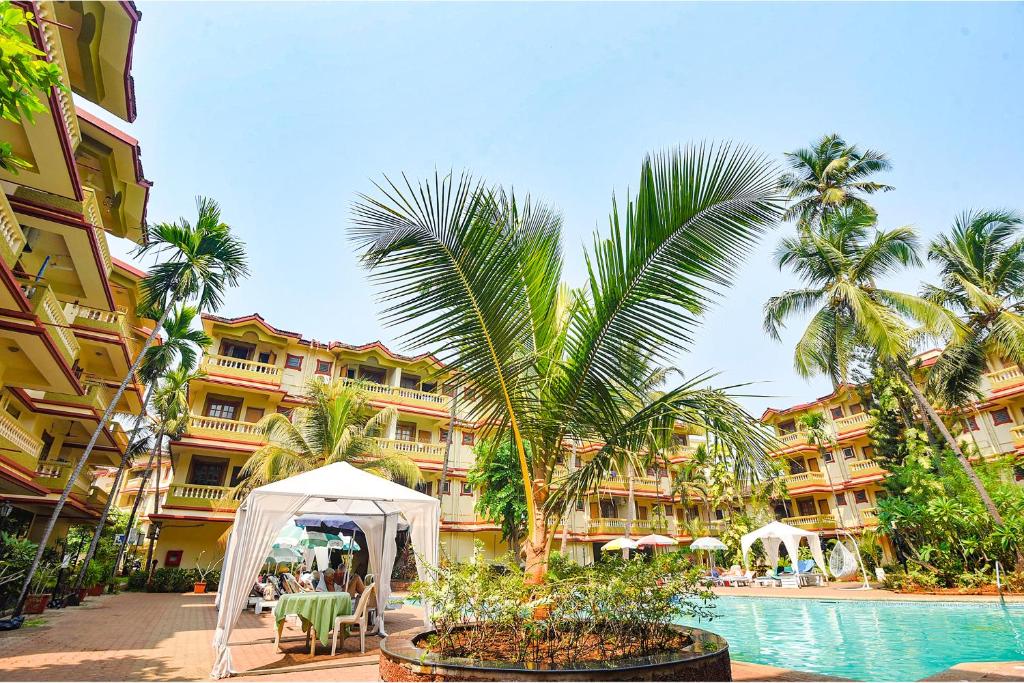 Bazén v ubytování FabHotel Prime Tanjo Highland With Pool, Candolim Beach - 700M From Candolim Beach nebo v jeho okolí