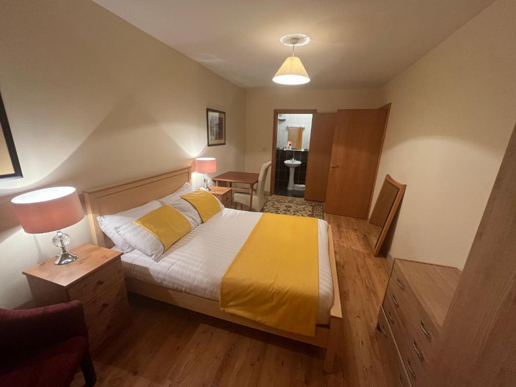 Ліжко або ліжка в номері Elegant Rooms and Suites in Knock