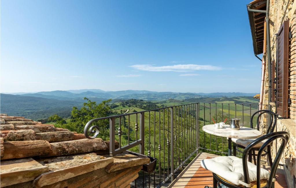 balcón con mesa, sillas y vistas en Stunning Home In Mazzolla With Wifi, en Mazzolla