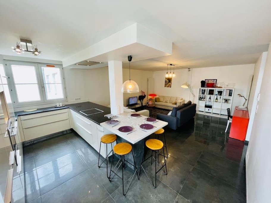 une cuisine et un salon avec une table et des chaises dans l'établissement CATHÉDRALE/Cossu/Confortable/Spacieux, à Reims