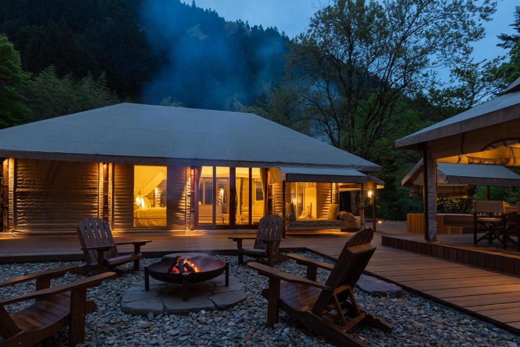Nespecifikovaný výhled na hory nebo výhled na hory při pohledu z luxury tent