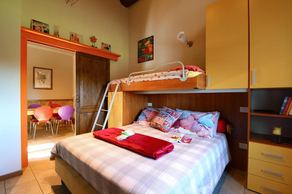 Un dormitorio con una litera y una escalera. en B&B Alla Borgata, en Boves