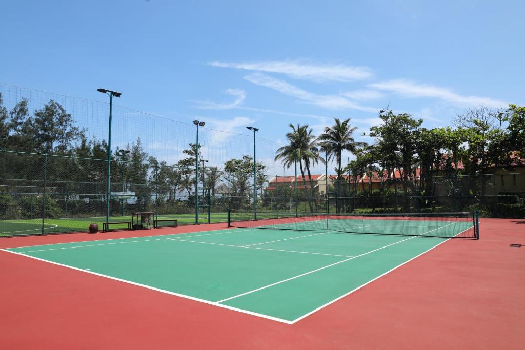 Tenis a/nebo squash v ubytování Victoria Hoi An Beach Resort & Spa nebo okolí