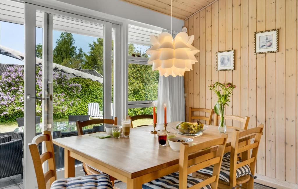 Fotografie z fotogalerie ubytování Beautiful Home In Dronningmølle v destinaci Dronningmølle