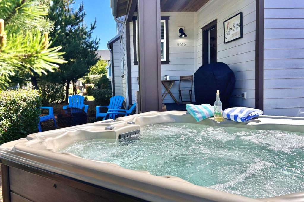 a hot tub in the backyard of a house at Sip Sea Beach Cottage in Ocean Shores