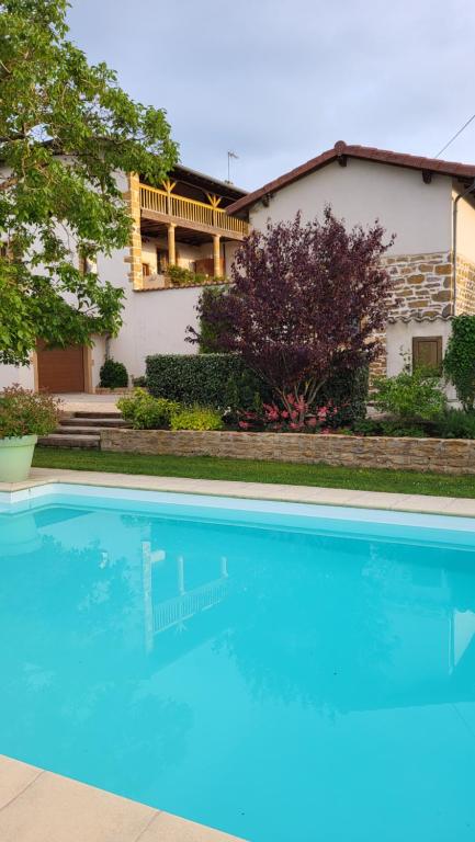 Bazén v ubytování Gite La Cabiotte Nature et Spa nebo v jeho okolí