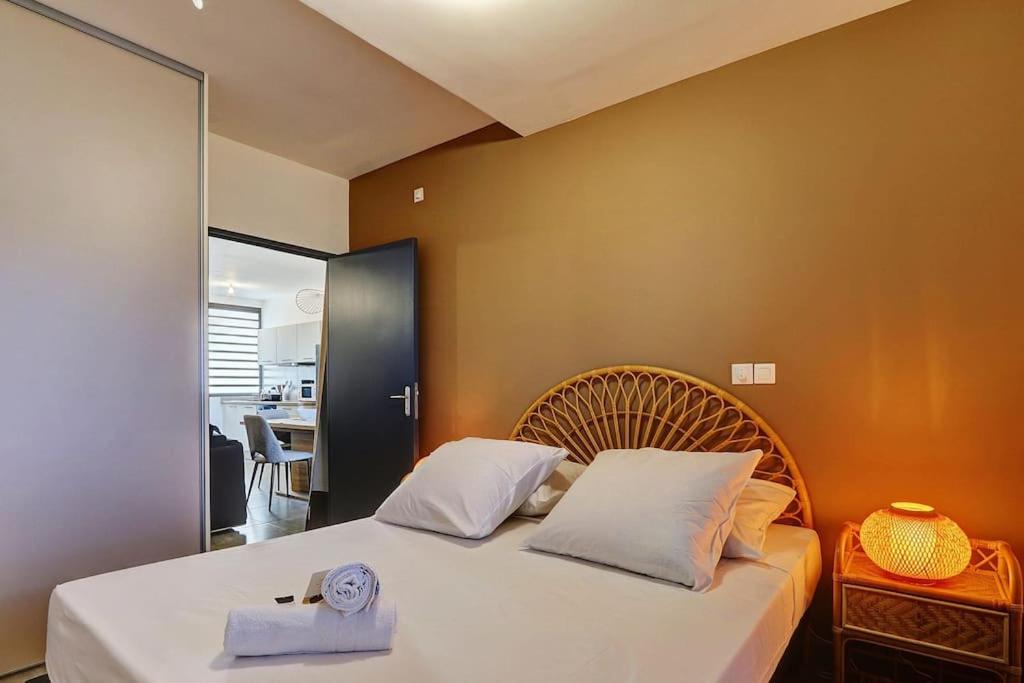 - une chambre avec un lit et un miroir dans l'établissement Leu Burgot 1, Appartement 13, à Saint-Leu