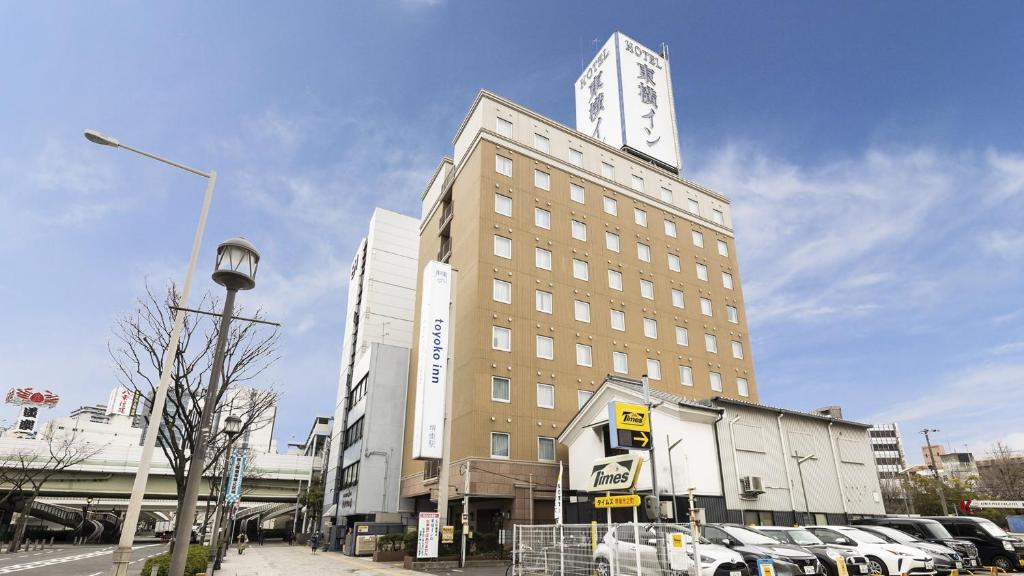 堺市にある東横INN堺東駅の時計塔がそびえる高層ビル