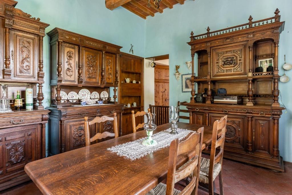 eine Küche mit einem Holztisch und Holzschränken in der Unterkunft Casale Poli in Borgo a Mozzano