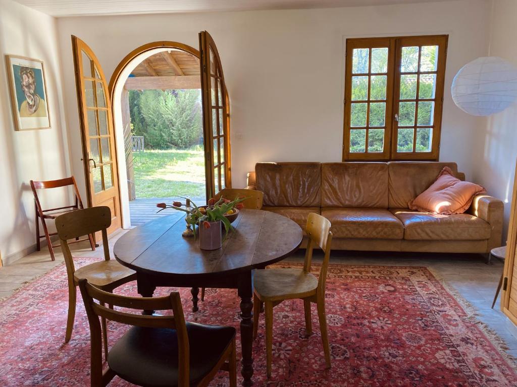 un salon avec une table et un canapé dans l'établissement Maison proche du lac de Soustons, à Azur