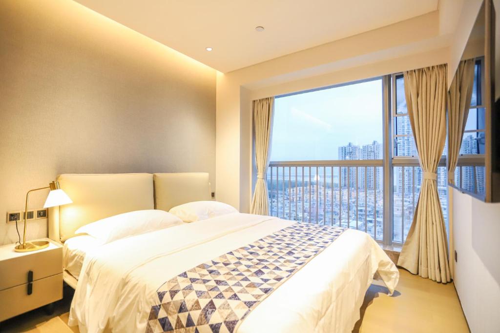 Postel nebo postele na pokoji v ubytování Canopy Executive Apartments - Shenzhen Futian Center