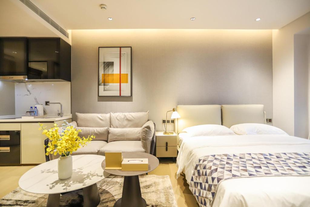 Postel nebo postele na pokoji v ubytování Canopy Executive Apartments - Shenzhen Futian Center
