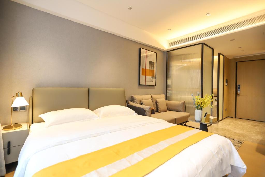 Postel nebo postele na pokoji v ubytování Canopy Executive Apartments - Shenzhen Futian Center