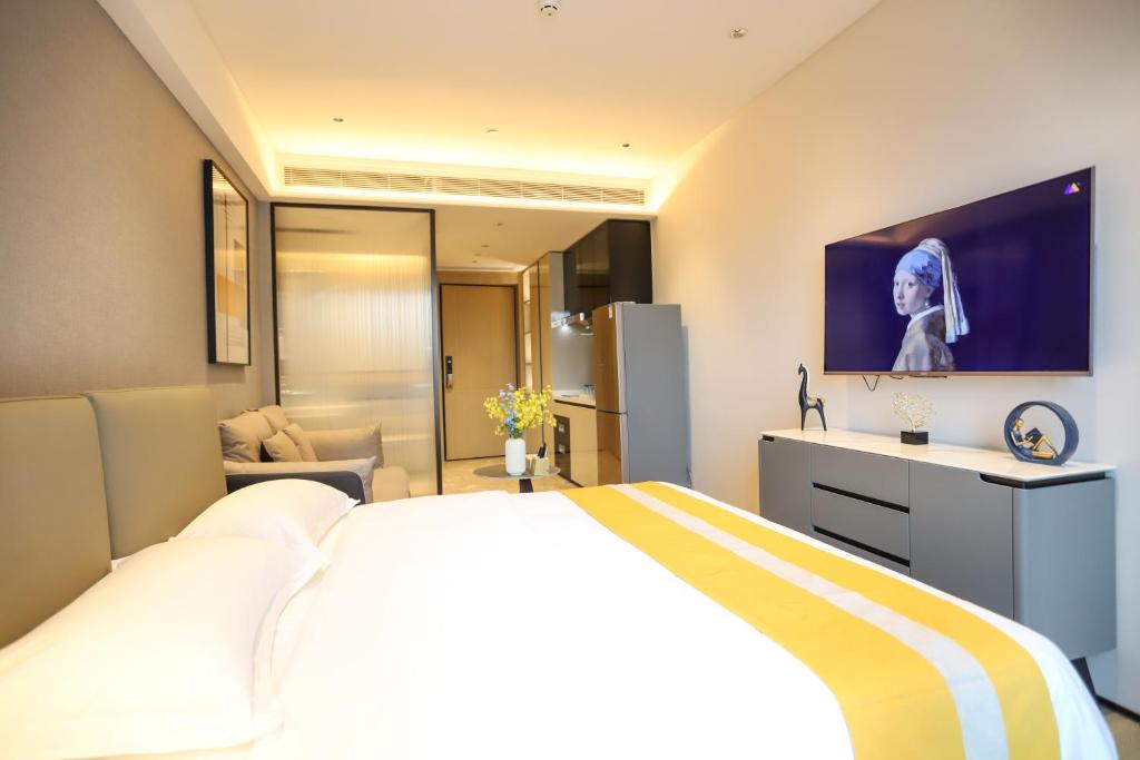 Postel nebo postele na pokoji v ubytování Canopy Executive Apartments - Shenzhen Futian Center