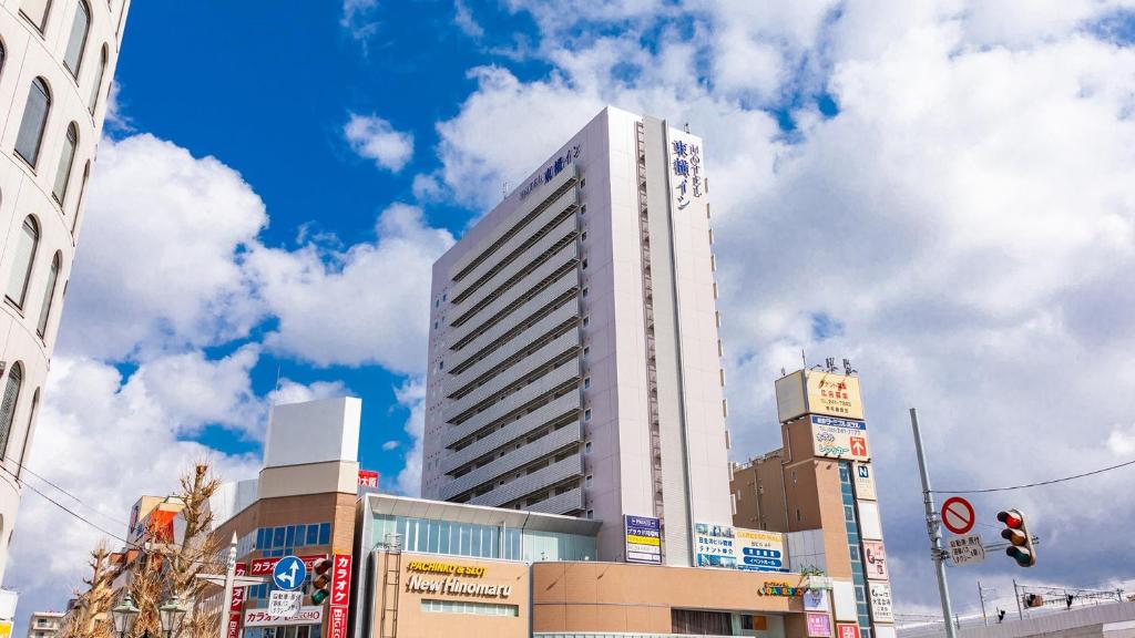 新潟市にある東横INN新潟駅前 の市道の白い高い建物