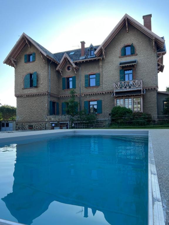 Bazén v ubytovaní O'Cottage suite Familiale alebo v jeho blízkosti