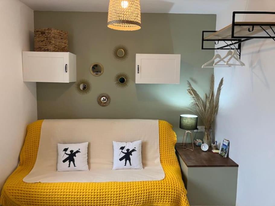 - une chambre avec un lit jaune et 2 oreillers dans l'établissement Appartement Cosy à 300m de la Mer / Cosy flat at 300m from the sea, à Merlimont