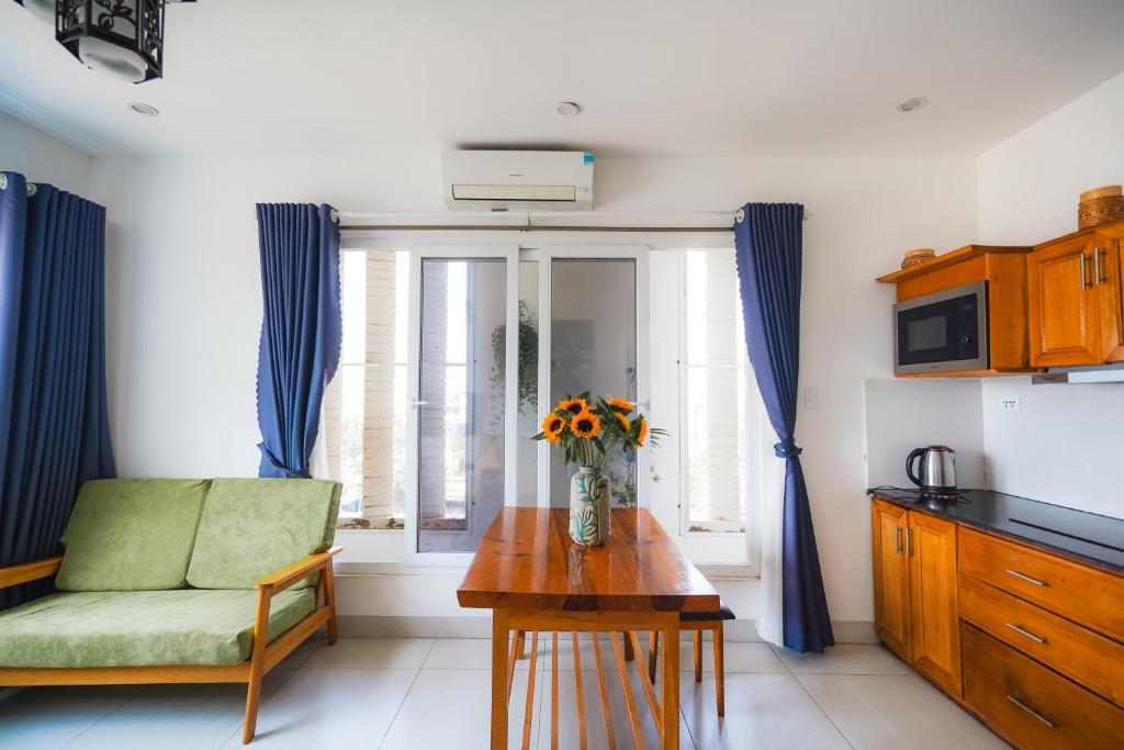 Kuchyň nebo kuchyňský kout v ubytování Cavilla Boutique Hotel & Apartment Da Nang