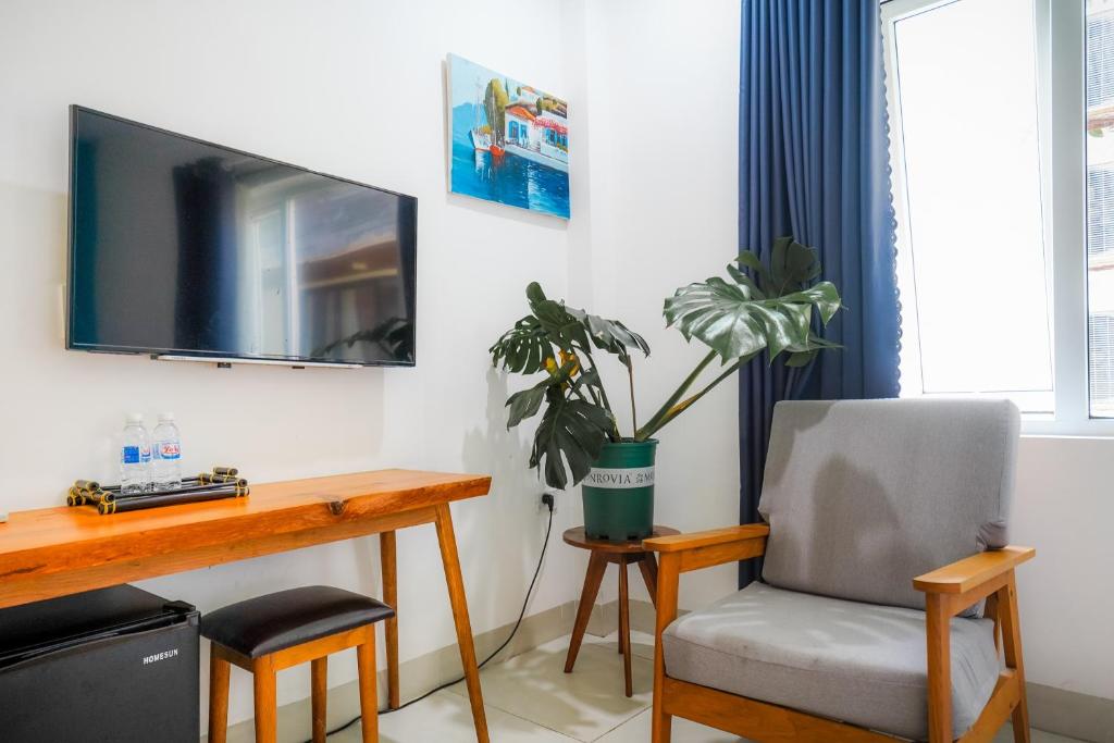 TV a/nebo společenská místnost v ubytování Cavilla Boutique Hotel & Apartment Da Nang
