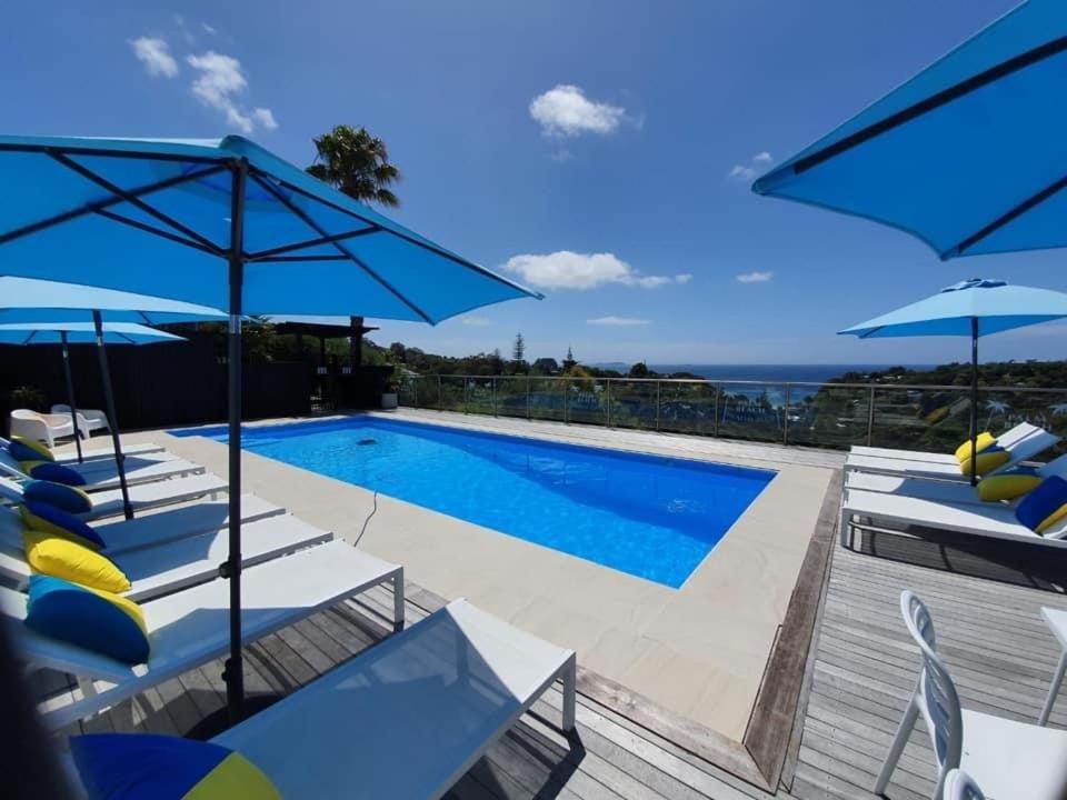 Bazén v ubytování Palm Beach Seaviews With A Touch Of Luxury Awaits nebo v jeho okolí