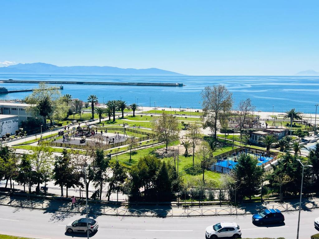 vistas a un parque junto al agua en Casa Sea View in Kavala, en Kavala