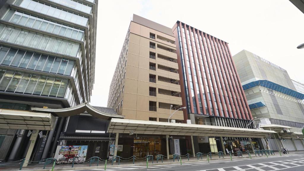 dois edifícios altos numa cidade com uma rua em Toyoko Inn Kyoto Shijo-karasuma em Quioto