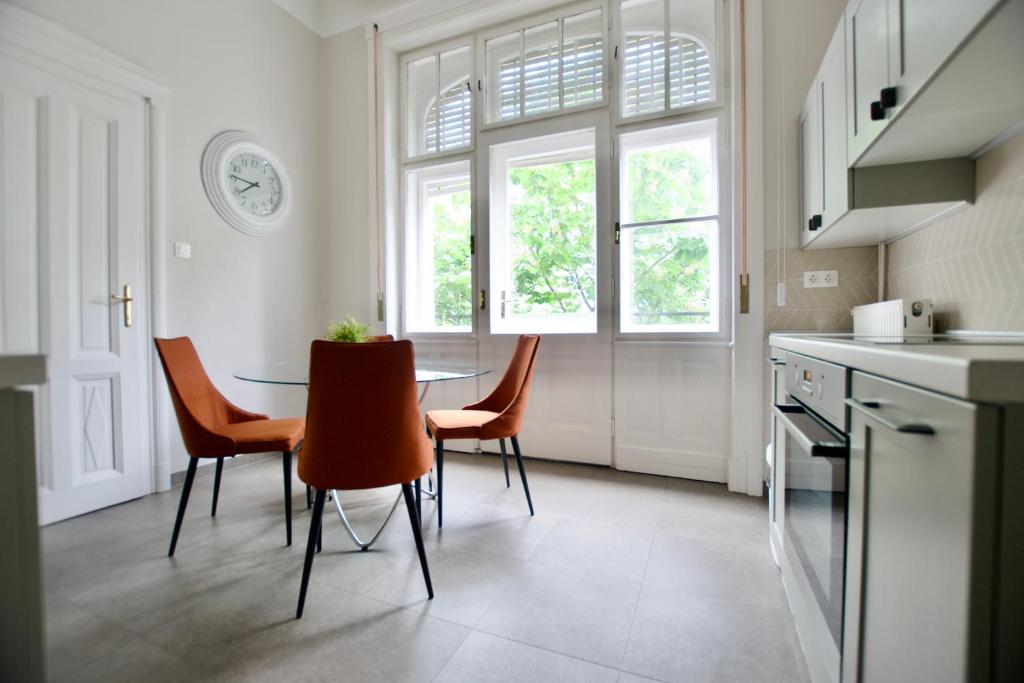 Kuchyňa alebo kuchynka v ubytovaní Standard Apartment by Hi5 - Kecskemeti street suite