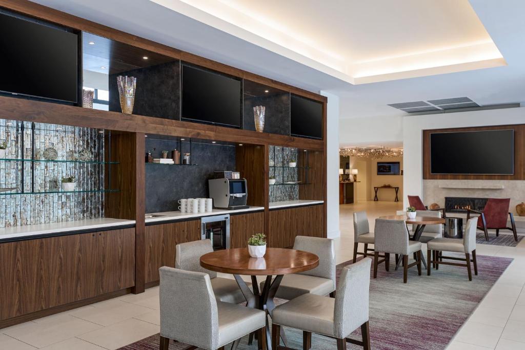 TV a/nebo společenská místnost v ubytování Hanover Marriott