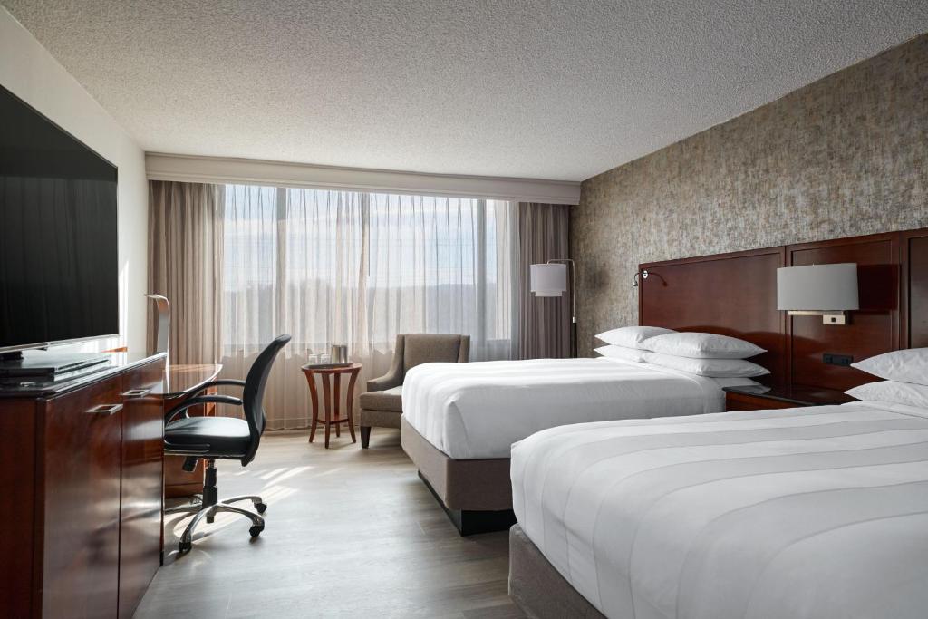 um quarto de hotel com duas camas e uma televisão em Hanover Marriott em Whippany