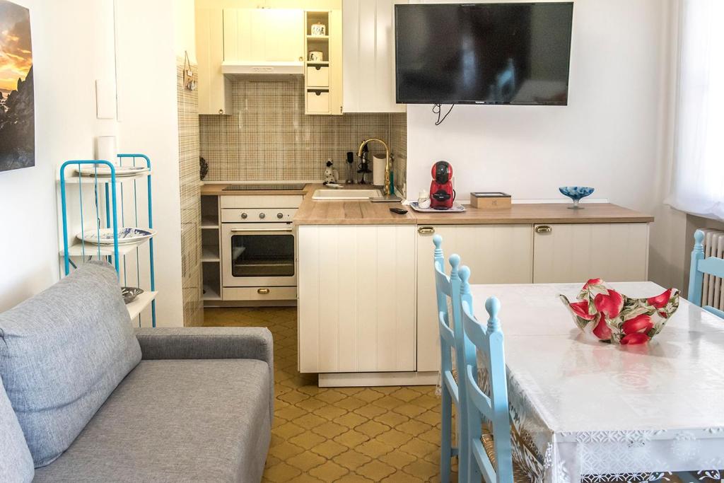 A kitchen or kitchenette at M261 - Marcelli, trilocale ristrutturato con terrazzo vista mare pt