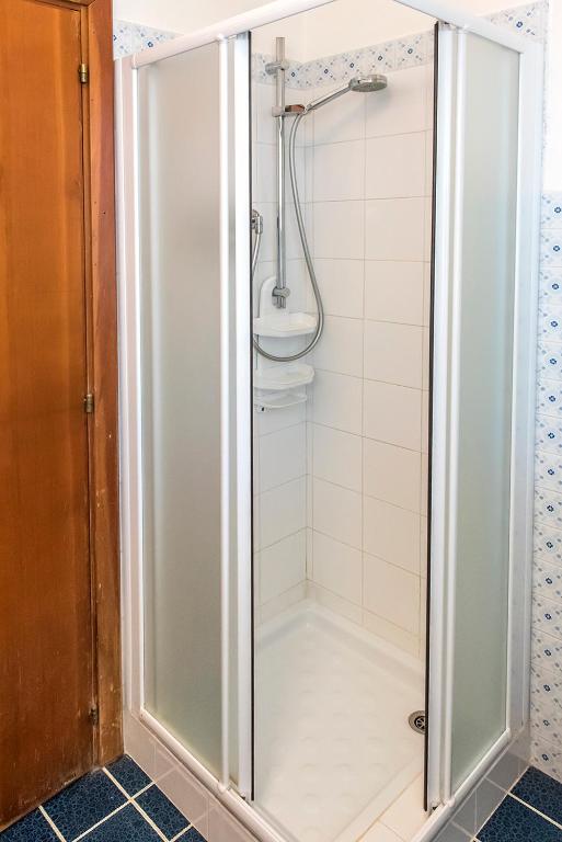 A bathroom at M261 - Marcelli, trilocale ristrutturato con terrazzo vista mare pt