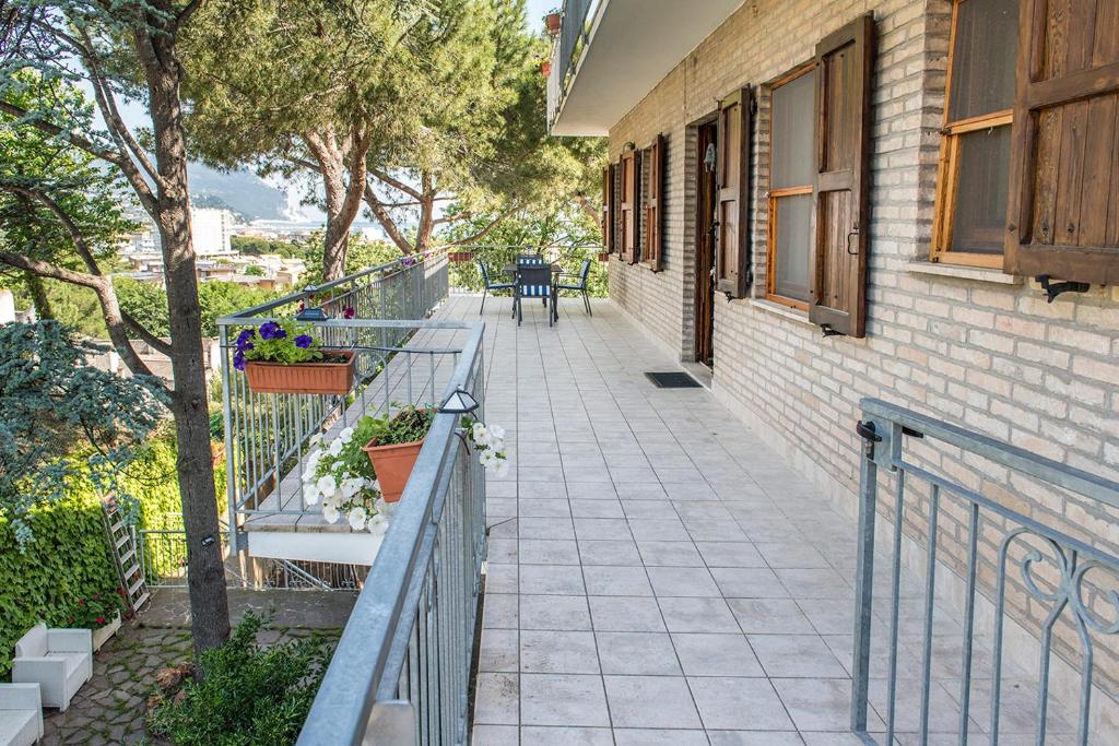 A balcony or terrace at M261 - Marcelli, trilocale ristrutturato con terrazzo vista mare pt