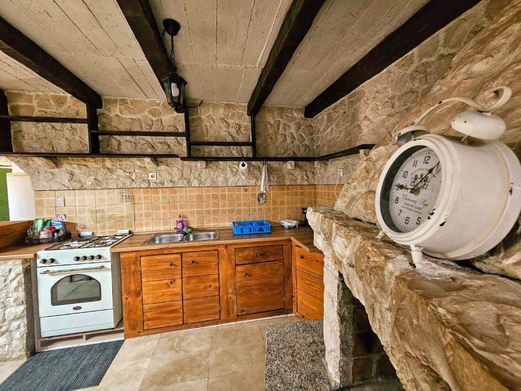 Kuchyňa alebo kuchynka v ubytovaní Dalmatia Rustica comfortable one bedroom+fireplace