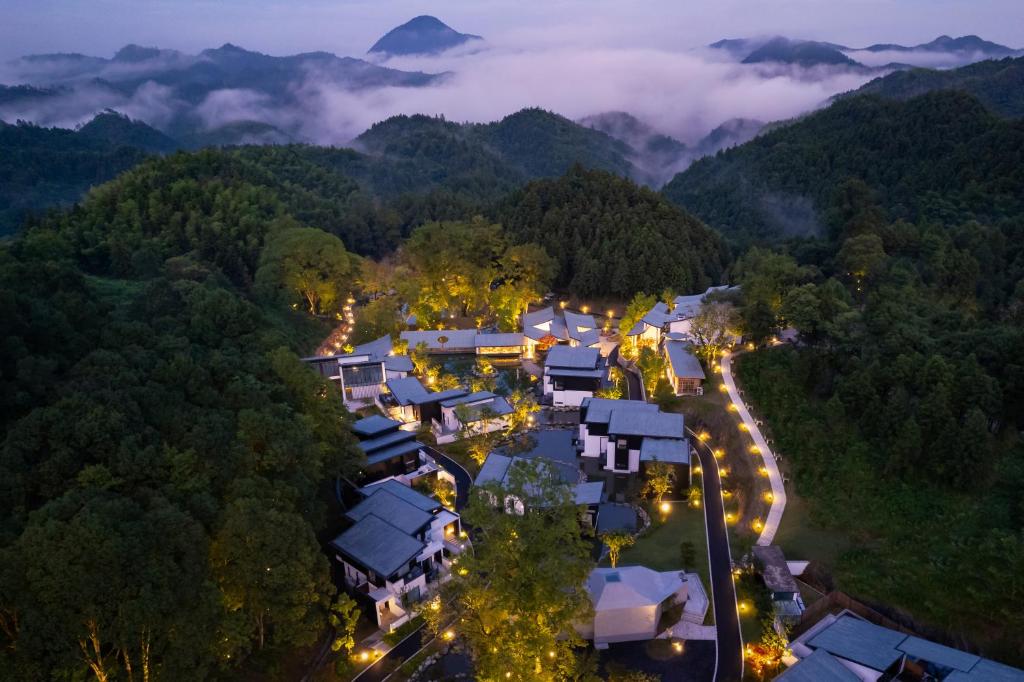 una vista aérea de un pueblo en las montañas por la noche en Wish Garden Huangshan, en Yi