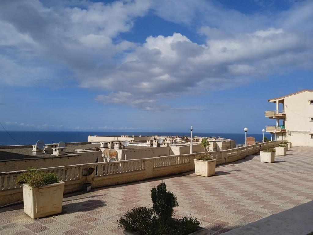 einen Balkon mit Meerblick in der Unterkunft la perle de bougie in Bejaïa