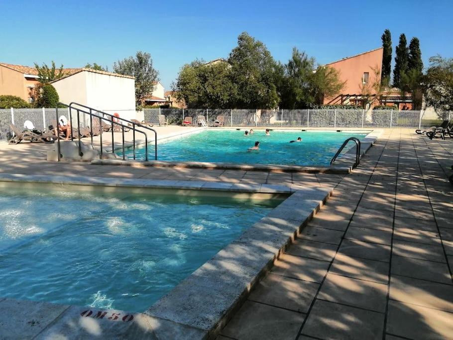 - une piscine avec des personnes à l'eau dans l'établissement chez bruno et marie jo, à Saint-Saturnin-lès-Avignon