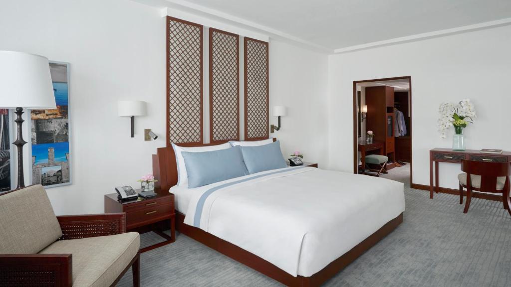 Postel nebo postele na pokoji v ubytování The Peninsula Manila