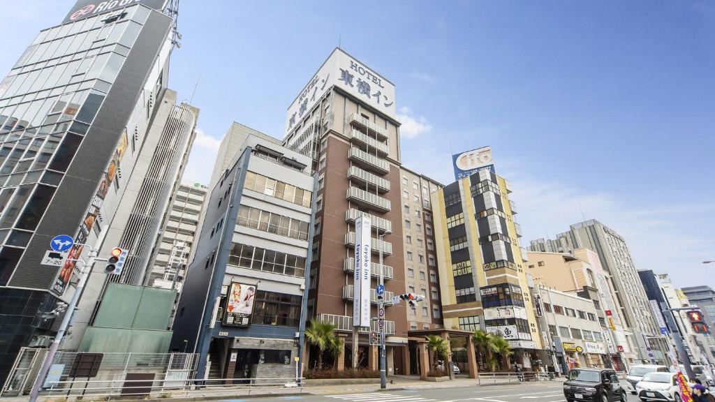 une ville avec de grands bâtiments et une rue avec des voitures dans l'établissement Toyoko Inn Hakata Nishi-nakasu, à Fukuoka