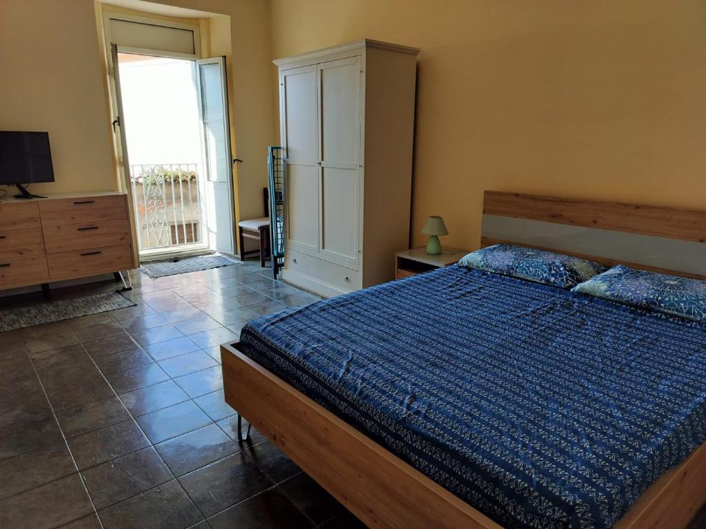 Schlafzimmer mit einem Bett, einem TV und einem Fenster in der Unterkunft Casa Cindy in Lamezia Terme