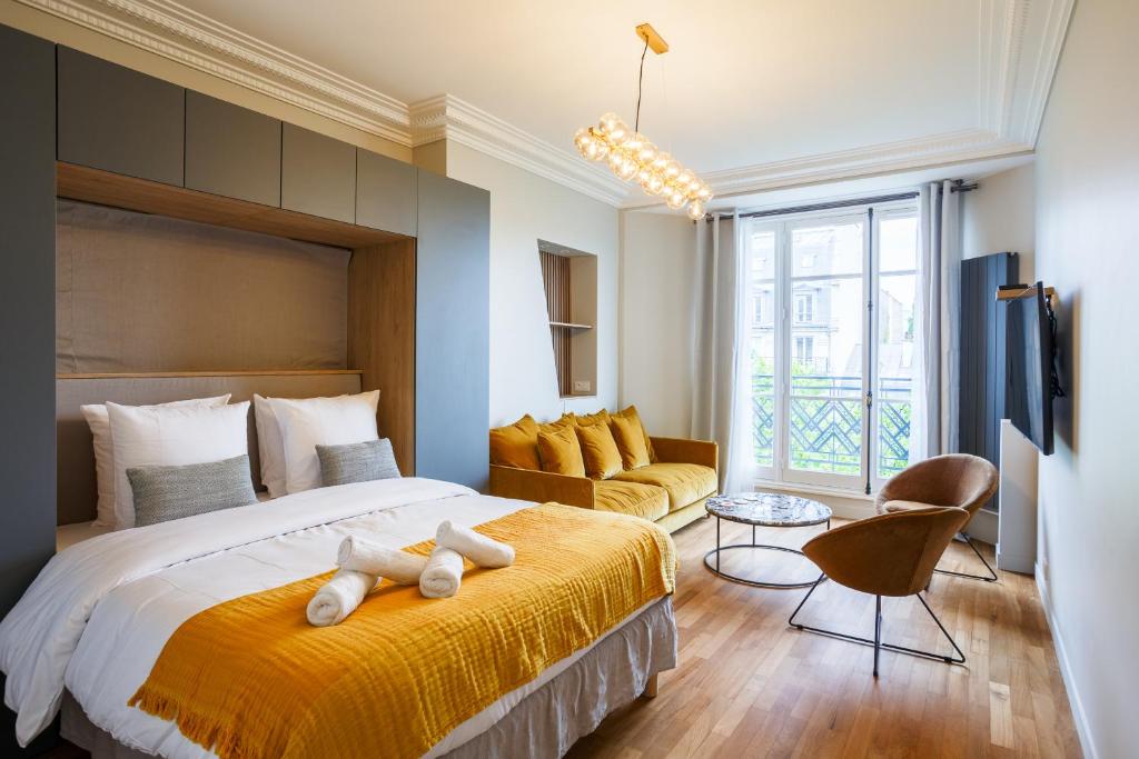 une chambre avec un grand lit avec une couverture jaune dans l'établissement The Eiffel Tower Cosy Nest, à Paris