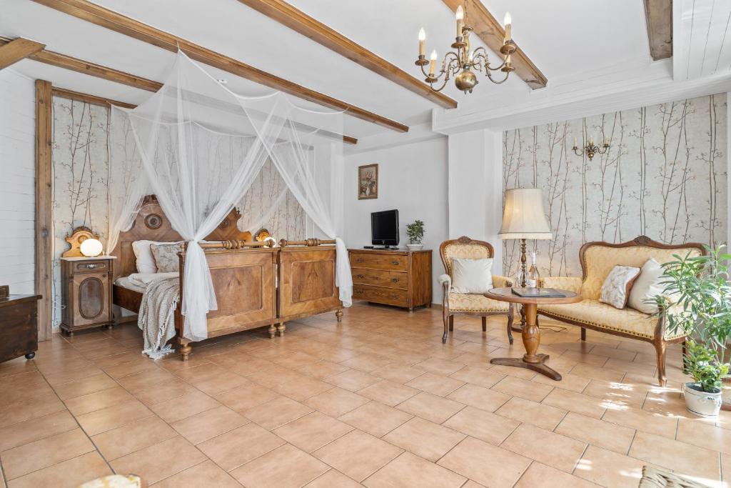 TV a/nebo společenská místnost v ubytování Pension a restaurace Regina
