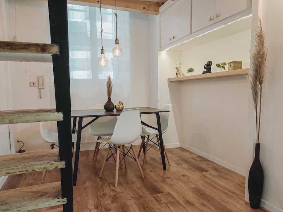 une salle à manger avec une table et des chaises blanches dans l'établissement Joli appartement rénové dans le centre proche gare, à Marseille